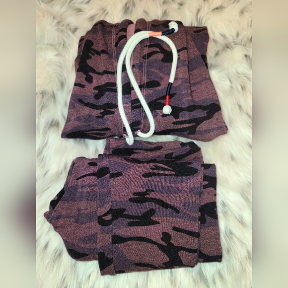 Sundry camo boyfriend hoodie and yoga pants set.  Top size 0 bottom size 1 - Picture 3 of 10
